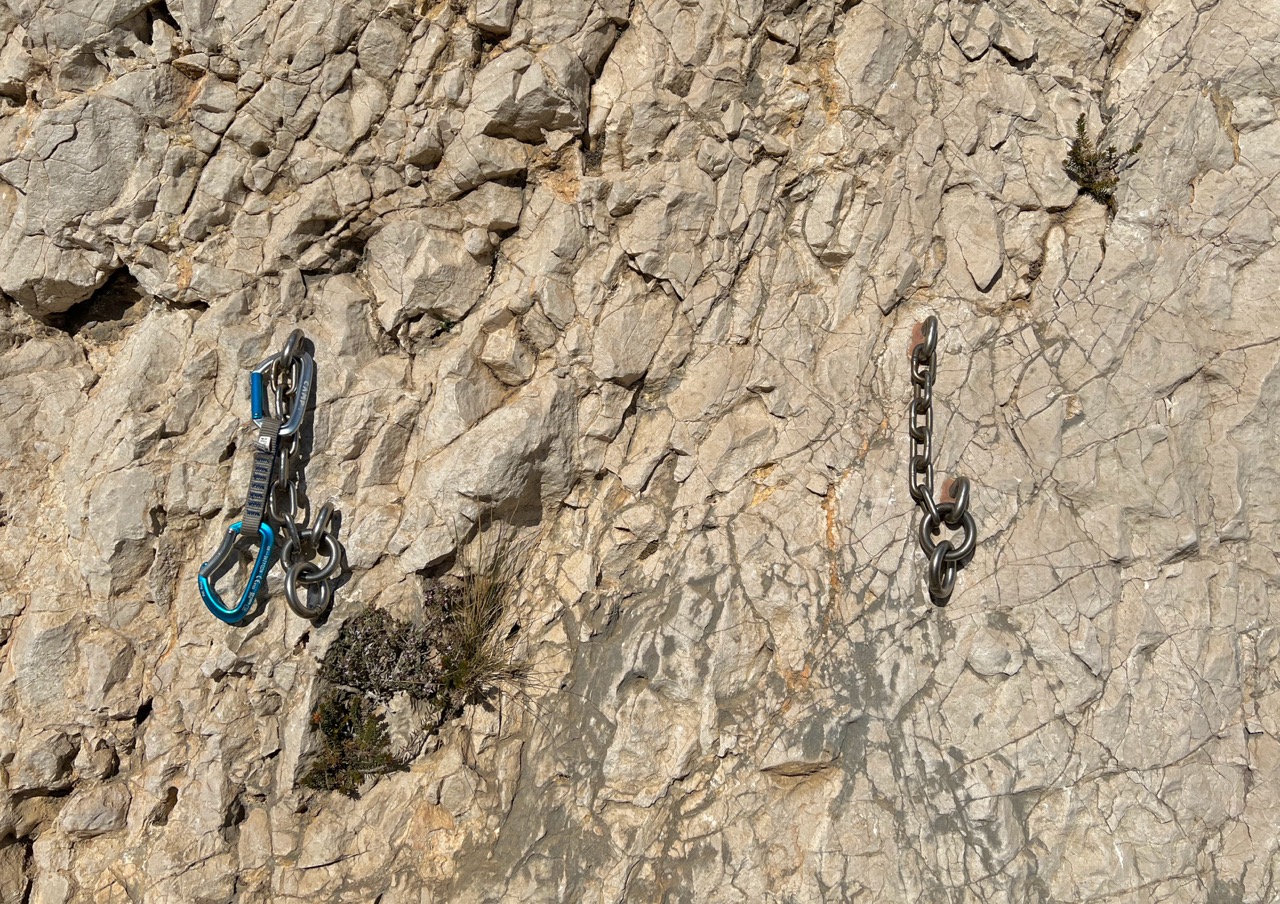 A practice anchor at ground level at Pouce, Sormiou.
